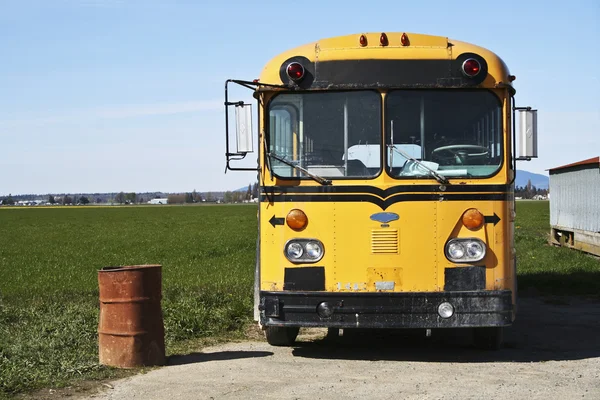 Skolbussen och skräp kan — Stockfoto