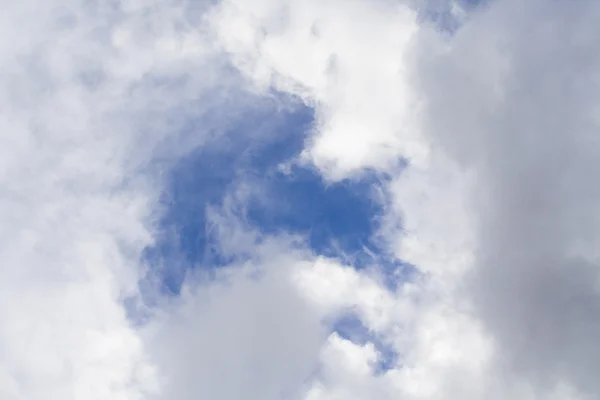 Céu azul bonito e nuvens — Fotografia de Stock