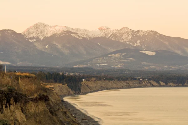 Olympic mountains and Dungeness Spit — Stock Photo, Image