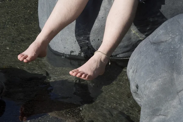 Ноги в воде — стоковое фото