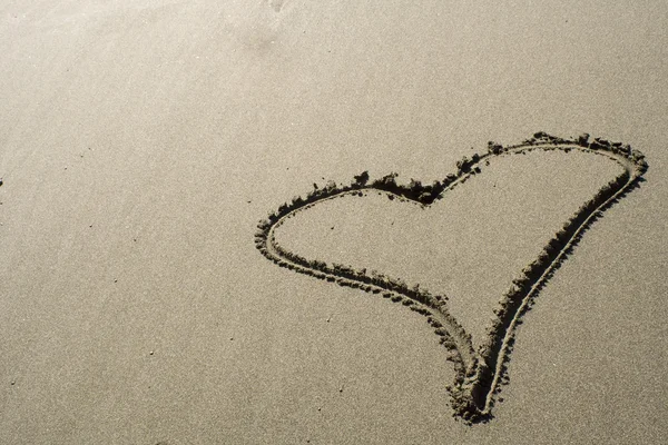 Herz im Sand — Stockfoto