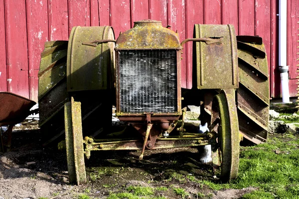 Tracteur rouillé — Photo