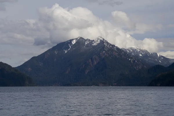 Góry i jezioro — Zdjęcie stockowe