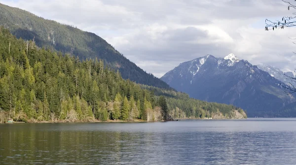 Montagne e lago — Foto Stock