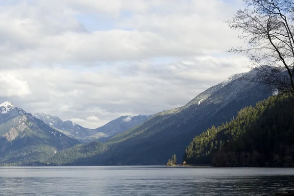 Montagne e lago — Foto Stock