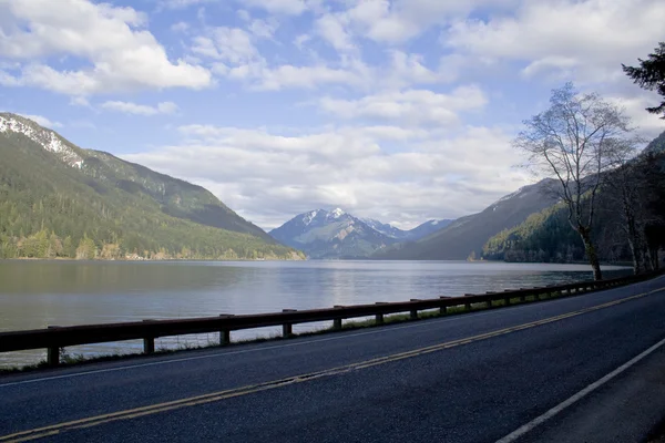 Montagne e lago — Foto Stock