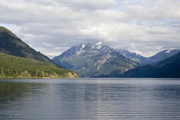 Montanhas e lago — Fotografia de Stock