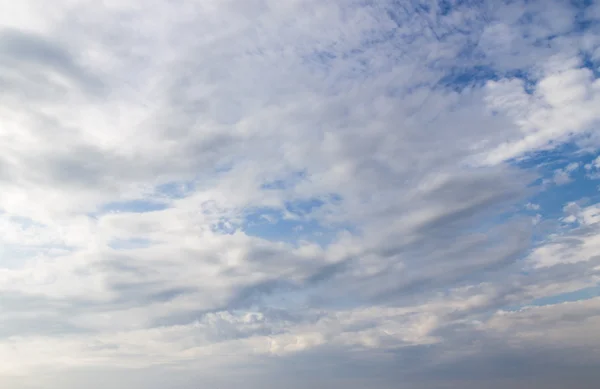 Nuvens e céu azul — Fotografia de Stock