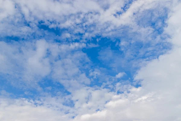 Nubes y cielo azul —  Fotos de Stock