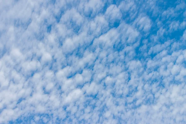 Nuvens de Wispy — Fotografia de Stock