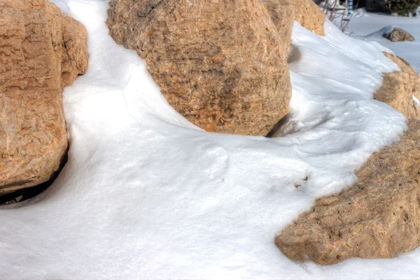 Rocas y nieve — Foto de Stock