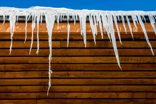 Eiszapfen und Dach — Stockfoto