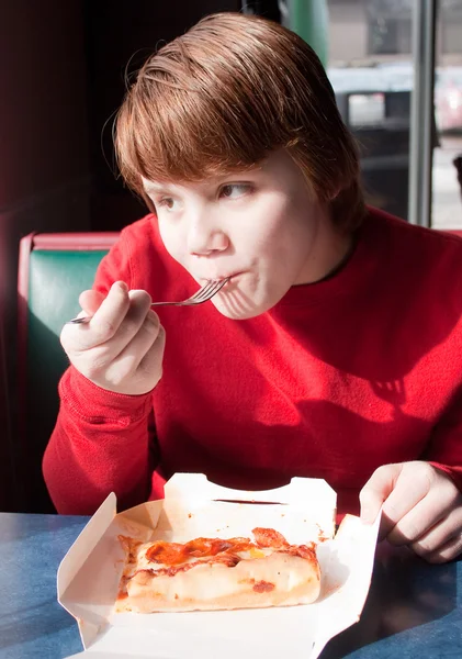 Barnet äta pizza — Stockfoto