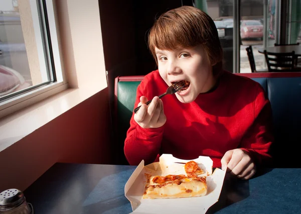 Bambino mangiare pizza — Foto Stock