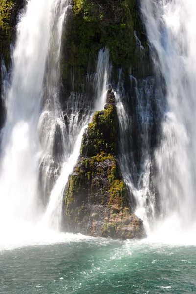 McArthur Burney Falls — Zdjęcie stockowe