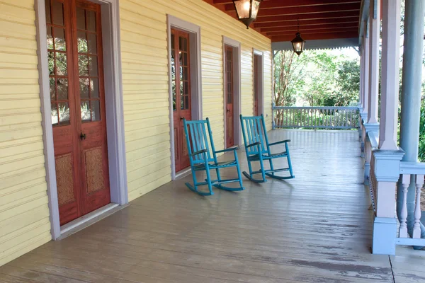 İki boş sallanan sandalye