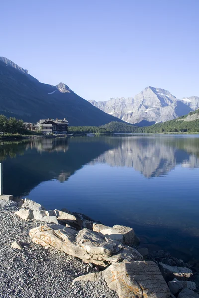 Swiftcurrent lake — Stockfoto