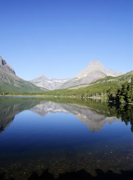 Swiftcurrent lake — Stockfoto