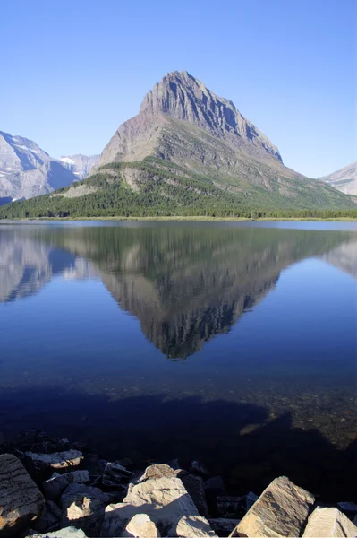 Swiftcurrent lake — Stockfoto