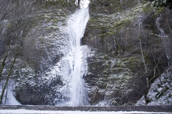 Cataratas de cola de caballo congeladas — Foto de Stock