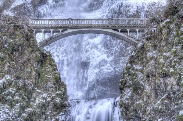 Multnomah Falls dondurulmuş