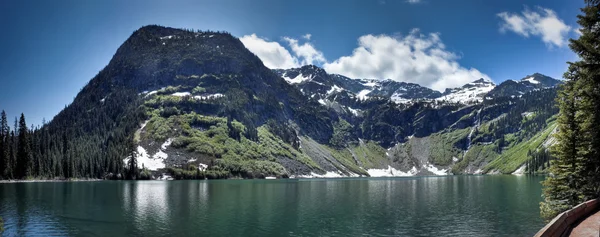 Panorama de lago lluvioso —  Fotos de Stock