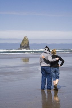 Anne ve kızı sahilde.