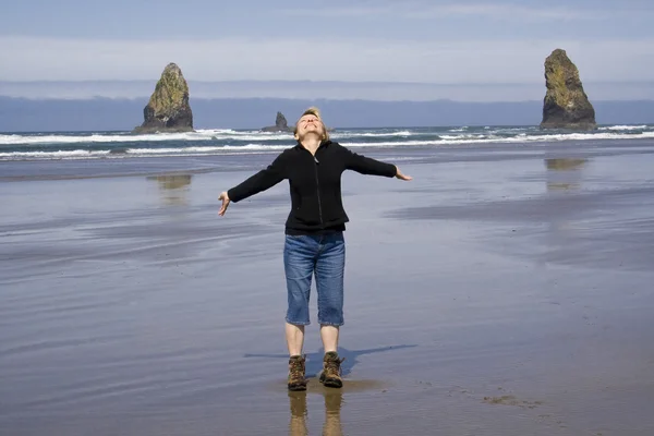 Mujer en la playa — Foto de Stock