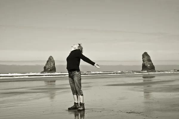 Vrouw op het strand — Stockfoto