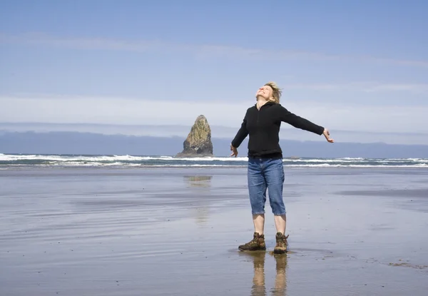 Mulher na praia — Fotografia de Stock