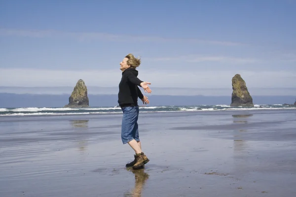 Kvinna på stranden — Stockfoto