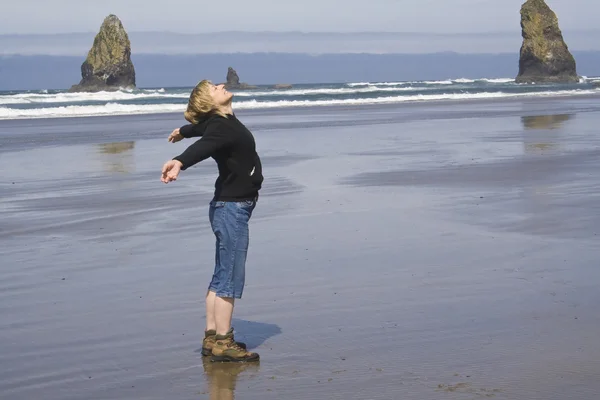 Femme sur la plage — Photo