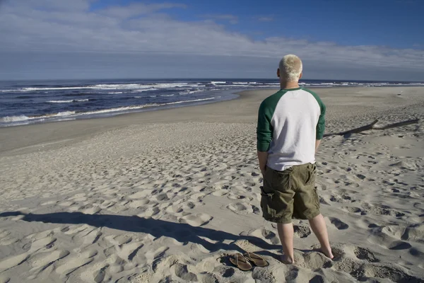 Jonge man kijken naar de Oceaan — Stockfoto