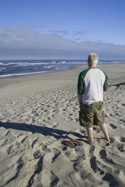 Jonge man kijken naar de Oceaan — Stockfoto