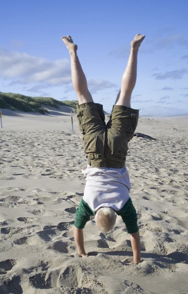 Playa handstand —  Fotos de Stock