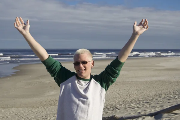 Jonge man op het strand — Stockfoto