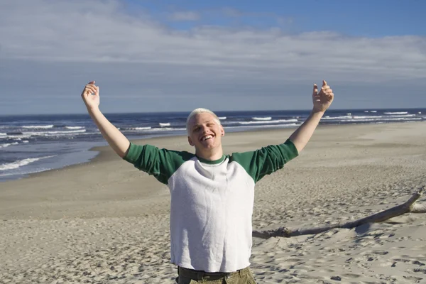 Jonge man op het strand — Stockfoto