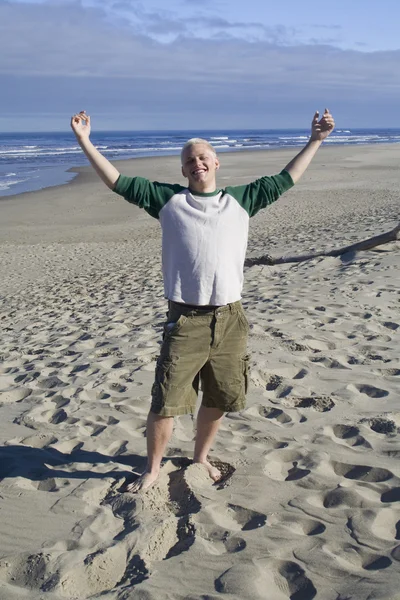 Jonge man op het strand — Stockfoto