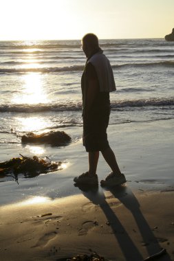 Kumsaldaki genç adam.