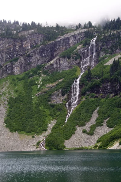 Regnerischer Wasserfall — Stockfoto