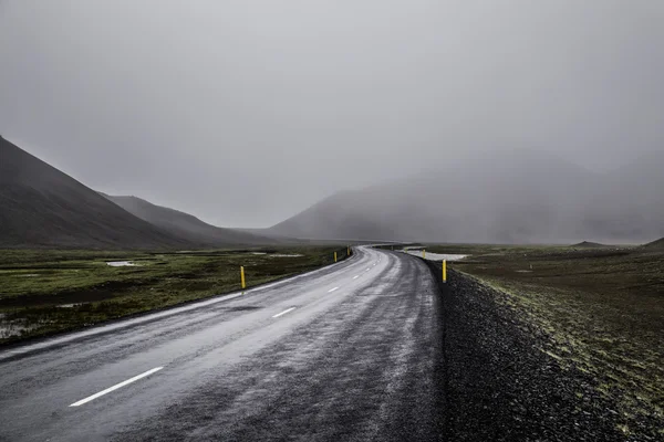 Een mistige bergweg — Stockfoto