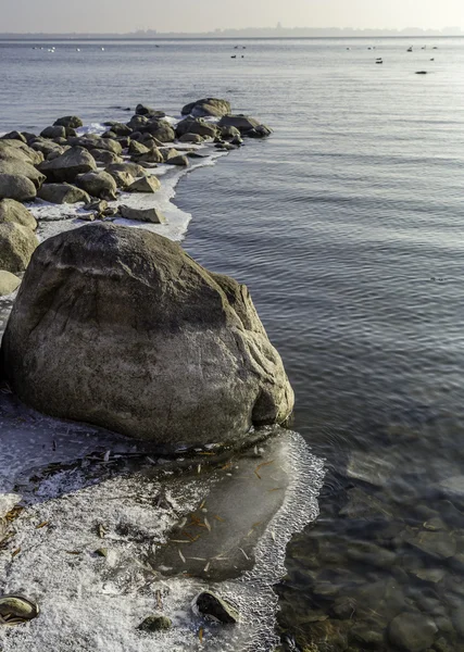 Spiaggia rocciosa invernale — Foto Stock