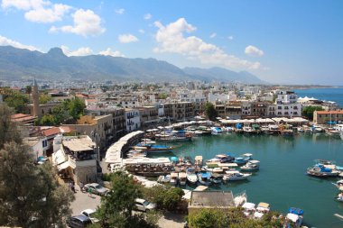  Kyrenia Limanı, etrafındaki eski evler..