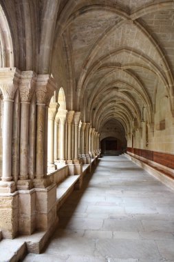 Poblet Manastırı 'nın (kedi) avlusundaki kubbeli galerilerin güzelliği. Santa Maria de Poblet Reial Monestir Manastırı. İspanya.
