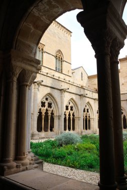 Poblet Manastırı 'nın (kedi) kubbeli galerilerinin altından oyulmuş kemerler ve avlu. Reial Monestir de Santa Maria de Poblet) İspanya.