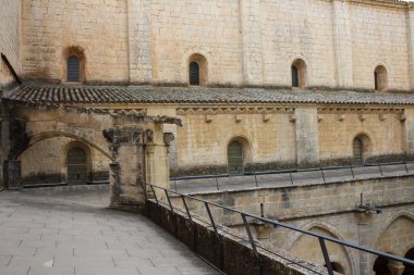 İkinci kattaki verandada kemerli pencereler ve Poblet manastırının taş duvarları var. Reial Monestir de Santa Maria de Poblet).