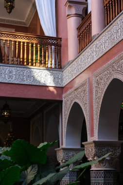 Orijinal lambaları, oyulmuş kemerleri ve yeni yıl için süslenmiş bir Noel ağacı olan bir Fas Riad 'ı. Marakeş, Fas