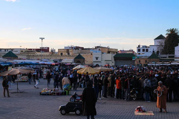 Meknes Moroccoエルヘディム広場の市場 大勢の人がストリートパフォーマーを見て 民族衣装の男は蛇と一緒に立っている — ストック写真