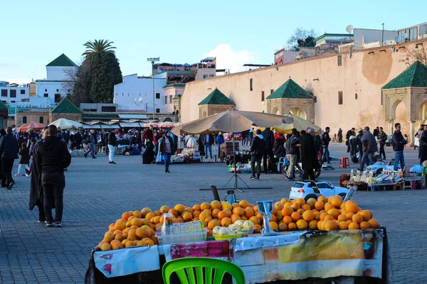 El Hedim Meydanı 'ndaki MEKNES.MOROCCO Pazarı' nda bir sürü insan ve tezgah var..