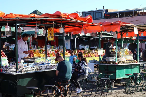 Mercato Principale Marrakech Caffè Aperti Con Clienti Sacco Sgabelli Bar — Foto Stock